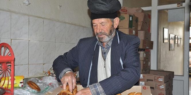 'Simitçi dede' 60 yıldır tezgahını boş bırakmıyor