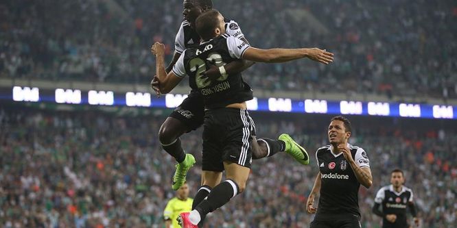 Kartal zirveyi bırakmadı