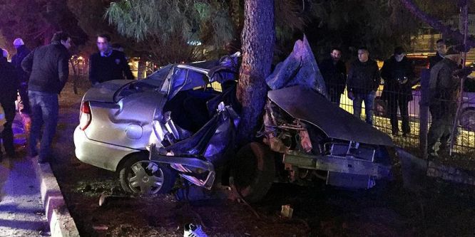 Antalya'da otomobil ağaca çarptı!