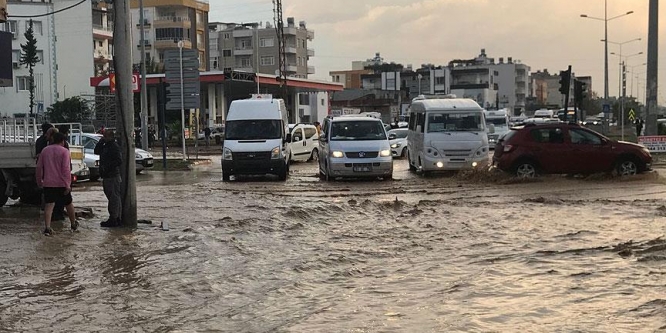 Mersin'de şiddetli yağış ve dolu etkili oldu