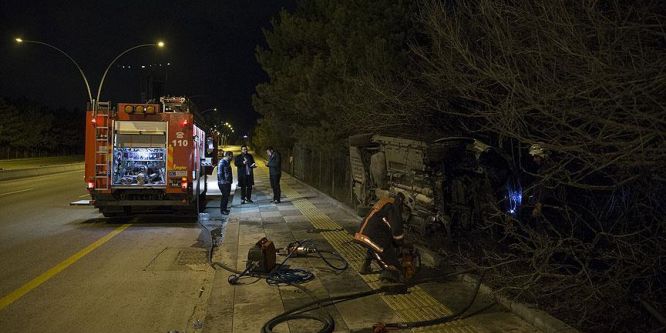 Alev alan otomobildeki sürücüyü vatandaşlar kurtardı