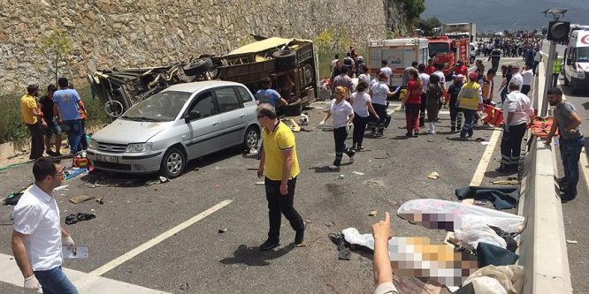 Midibüs uçuruma yuvarlandı: 23 ölü