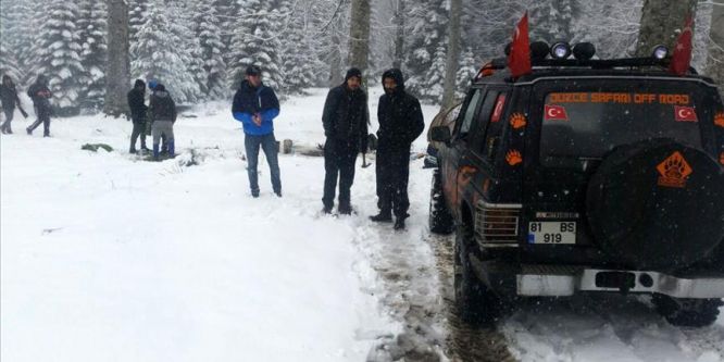 Kar nedeniyle mahsur kalan 12 kişi kurtarıldı