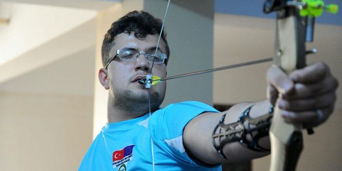 Engelini dişiyle ok atarak aştı