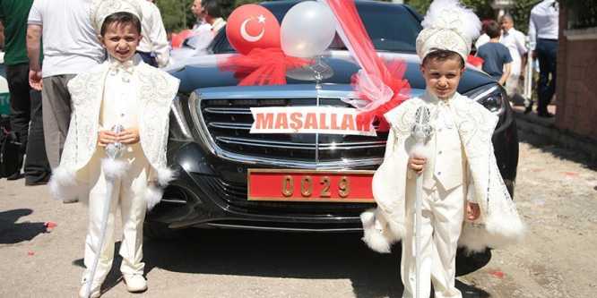 Sünnet olan şehit çocukları 'kırmızı plakalı' araçla tur attı