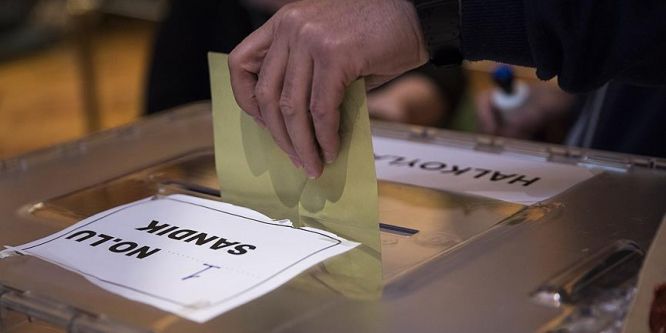 Türkiye 7. kez halk oylaması için sandık başına gidiyor