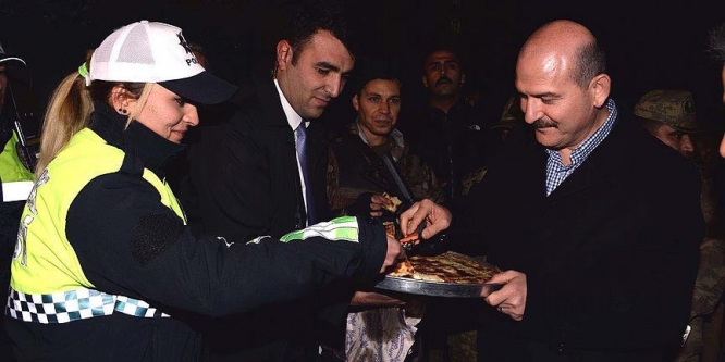 Bakan Soylu'dan nöbetteki polislere sürpriz ikram