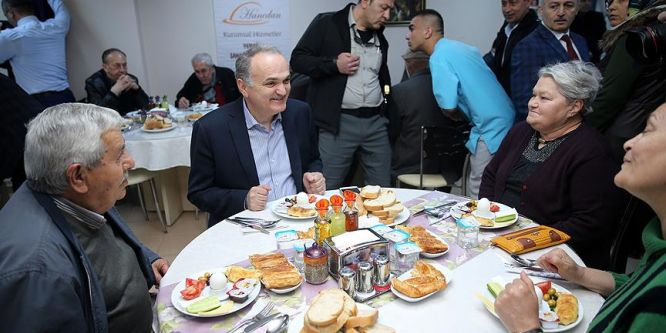 Bakan Faruk Özlü huzurevini ziyaret etti