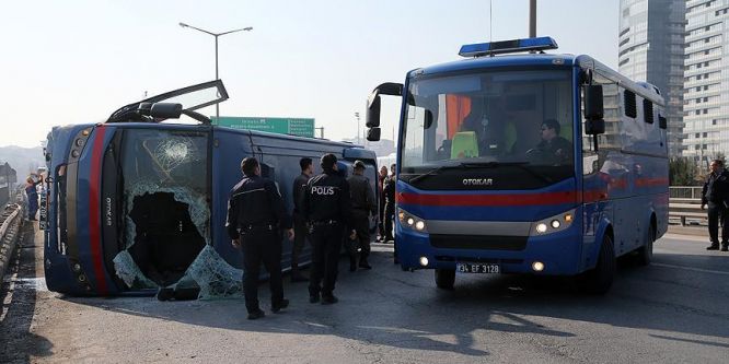 Mahkumları taşıyan araç kaza yaptı
