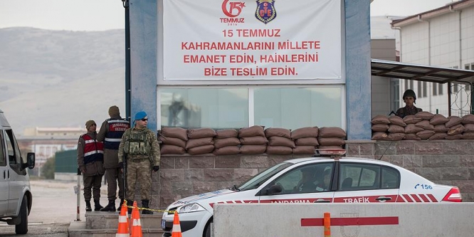 Sivilleri vuran yarbay ambulansları engellemiş
