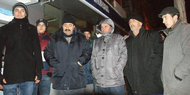 Ev sahibi olmak için dondurucu soğukta nöbet tutuyorlar