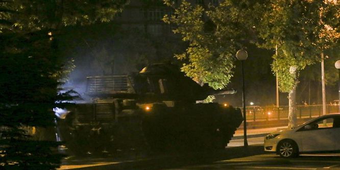 Bir yaşındaki bebeğiyle önüne geçtiği tankı durdurdu