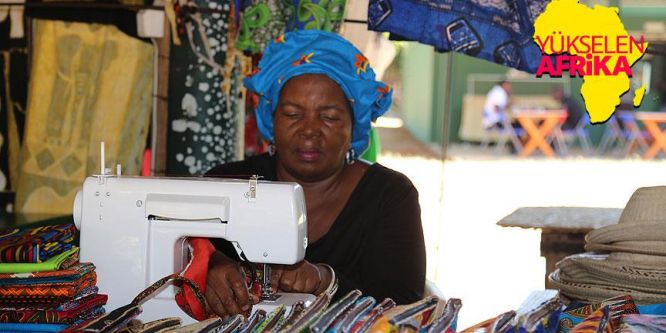 Terzilikten kazandığıyla evinin geçimini sağlıyor