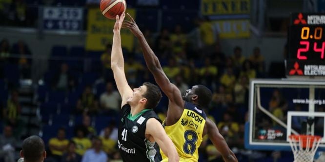 Fenerbahçe yarı final serisinde 2-0 öne geçti