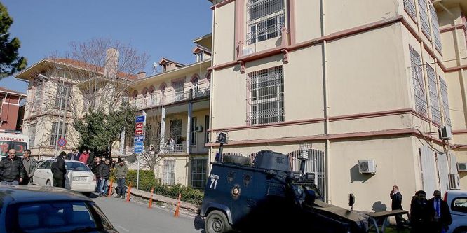Kendisini odaya kilitleyen polis ikna edildi