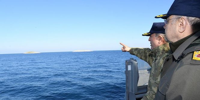 Hulusi Akar Ege'de gemileri denetledi