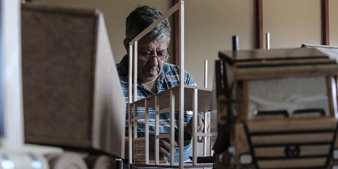 Atık tahta parçalarına hayat veriyor