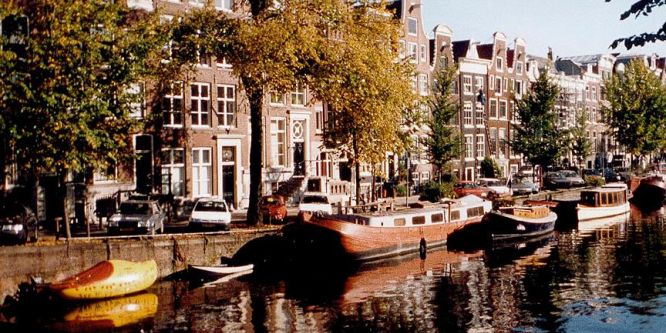 Hollanda'da camilerin kapıları ibadet saatlerinde kilitlenecek