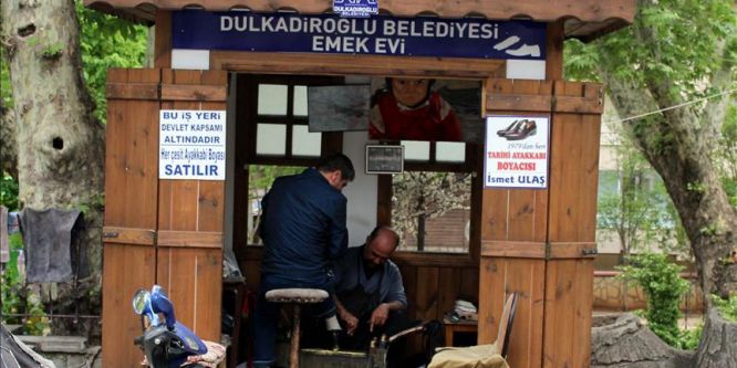 Üç metrekarelik kulübede ekmeğini kazanıyor