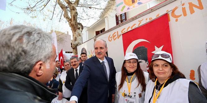 Kurtulmuş 'Evet' ve 'Hayır' stantlarını ziyaret etti