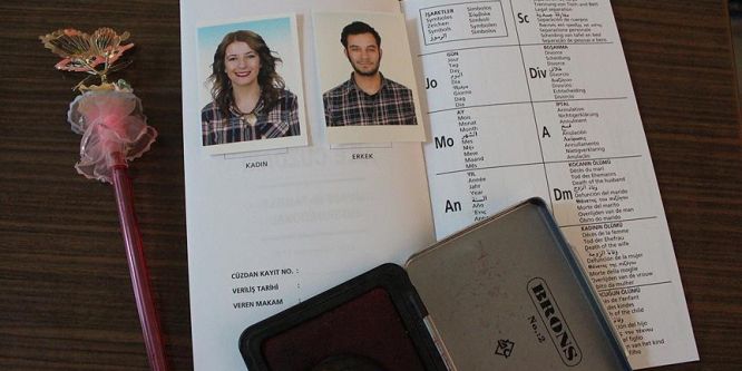 Trafik kazası nişanlı çifti ayırdı