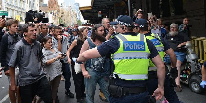 Melbourne’daki evsizlere polis operasyonu!
