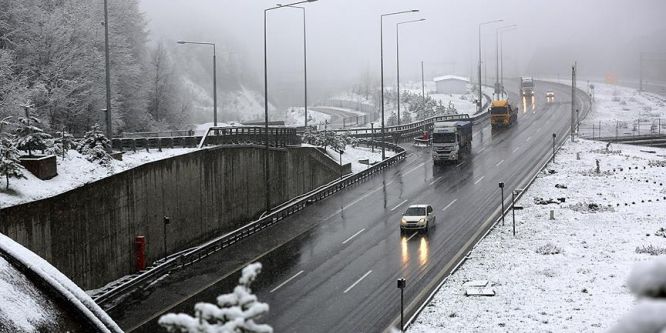 Bolu'da yoğun kar yağışı yaşanıyor