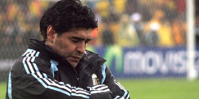 Maradona kulübede 10 numara olamıyor