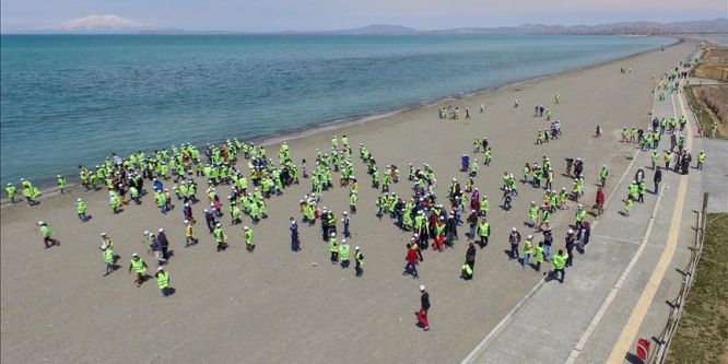15 bin öğrenci çöp topladı