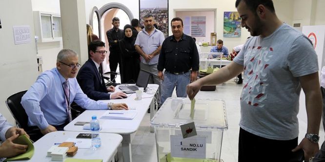 Suudi Arabistan'daki Türkler oy kullanmaya devam ediyor