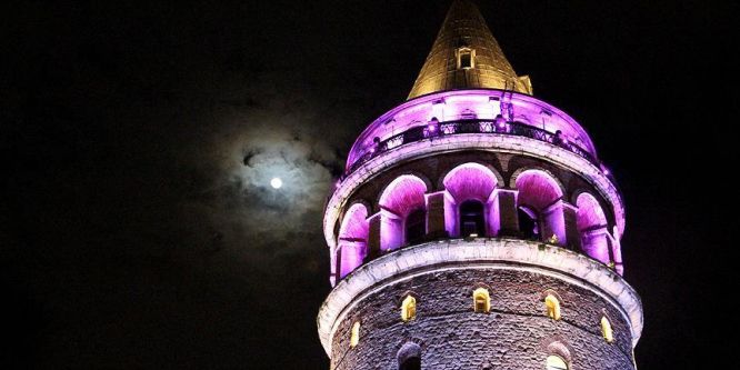 Erguvan rengi İstanbul'daki tarihi eserlere yansıdı