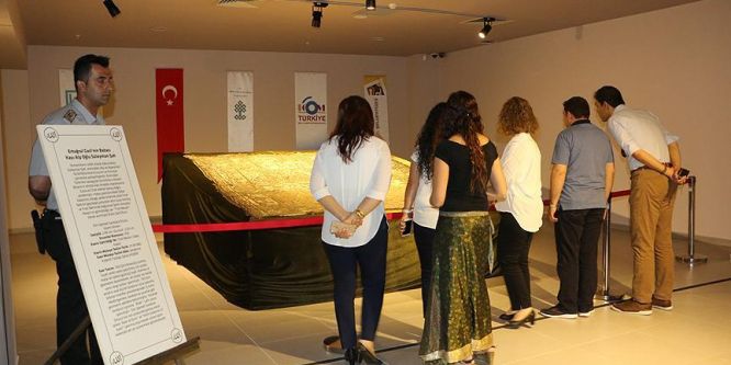 Süleyman Şah Türbesi'nin örtüsü sergilendi