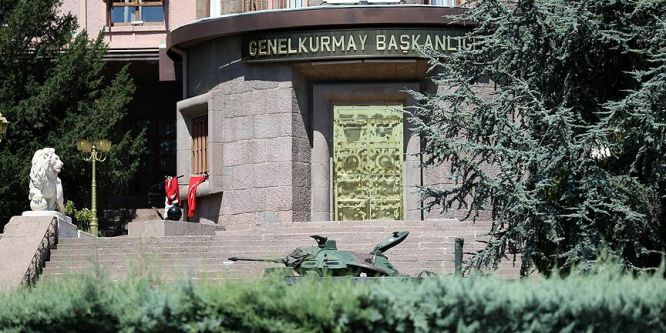 Darbeci komutandan Genelkurmayın kapısını kırın emri