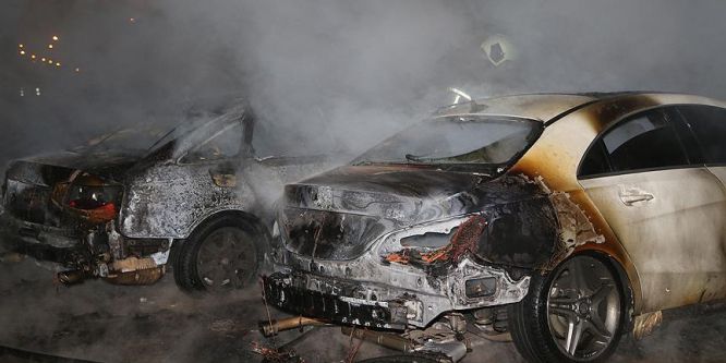 Komşularının araçlarını benzin dökerek ateşe verdi