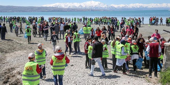 Van'da 3 bin öğrenci çöp topladı