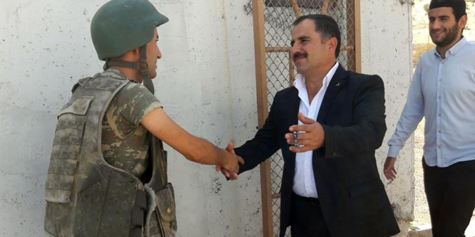 Köylülerden Mehmetçik'e bayram ziyareti