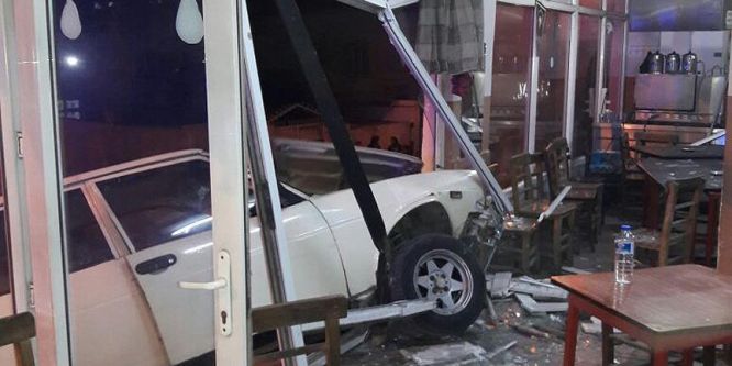 Gaziantep'te otomobil kahvehaneye girdi... Yaralılar var!