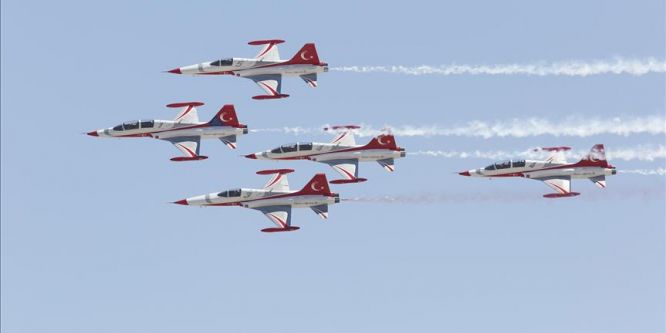 Türk Yıldızları'nın gökyüzündeki çeyrek asrına özel tasarım