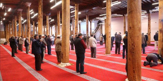 Ahşap direkli 8 asırlık cami