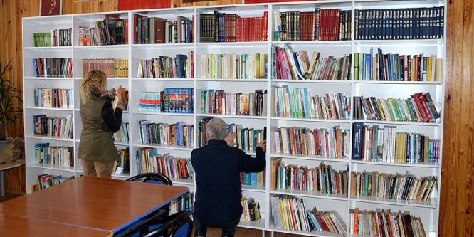 Caminin altını kütüphaneye çevirdi