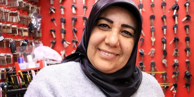 Kilitli kapılar kadın eliyle açılıyor