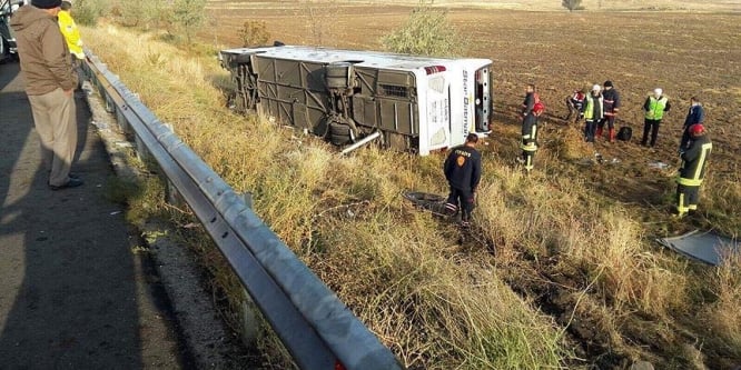 Ankara'da yolcu otobüsü devrildi: 3 ölü, 19 yaralı