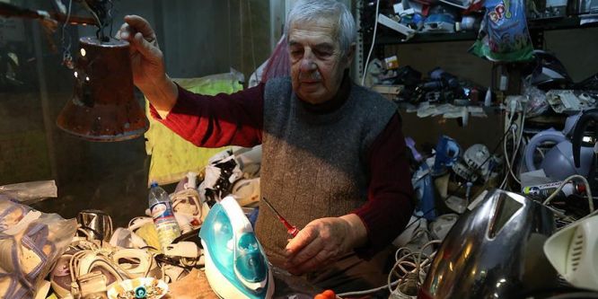 90 yaşında elektrikli ev aleti tamir ediyor