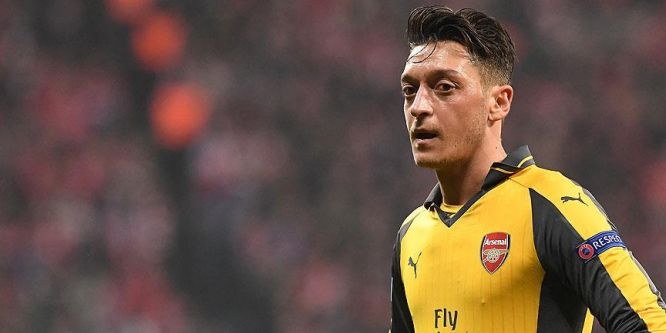 Mesut Özil yeni sisteme alışmaya çalışıyor
