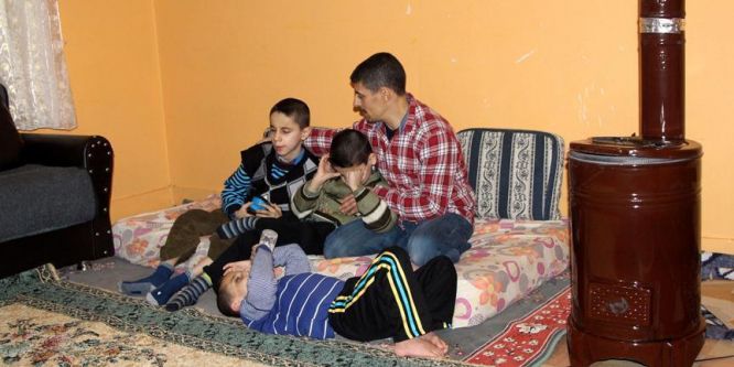 Suriyeli çift hayatlarını üç engelli çocuğuna adadı