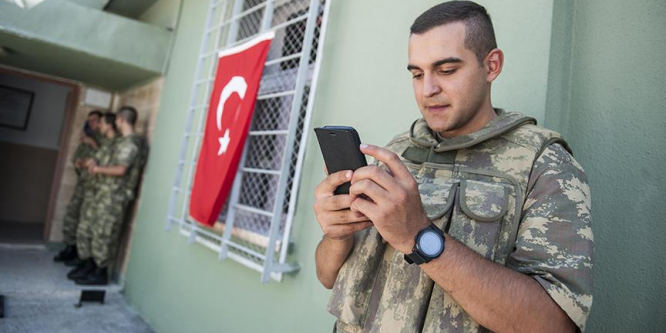 Sınır karakolundaki Mehmetçik'in bayram sevinci