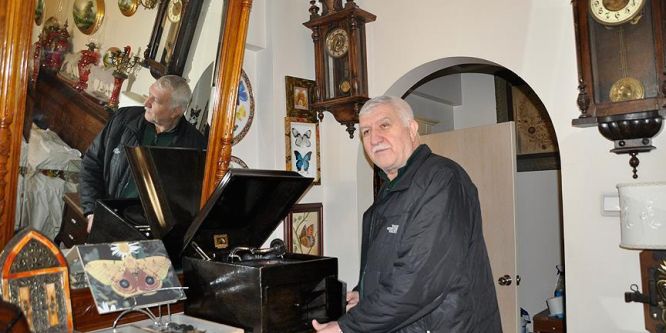 Topladığı eski eşyalarla müze kurdu