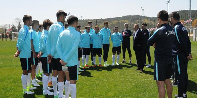 Terim ve Dürüst, genç millilerle buluştu