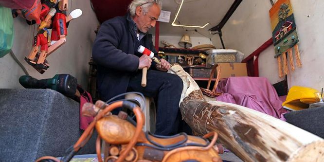 Aracını sanat atölyesine dönüştürdü