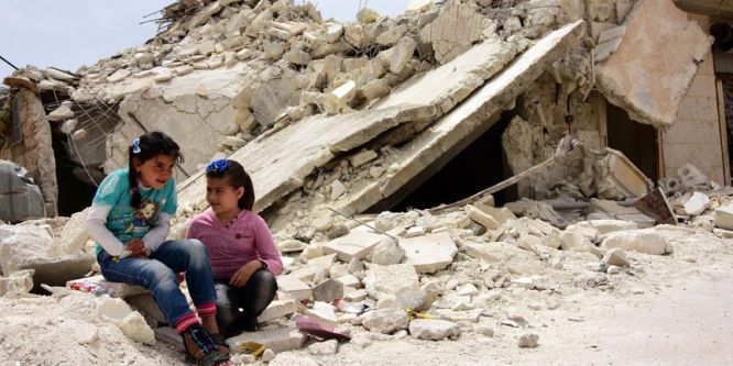 Rejim saldırılarında yetim kalan çocuklar hayata tutunmaya çalışıyor